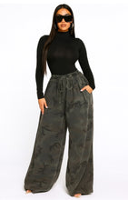 Load image into Gallery viewer, Big Motion Super Wide Leg Pants - Camo
